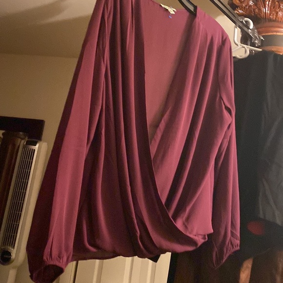 Purple silk like low cut blouse long sleeves - Picture 5 of 8